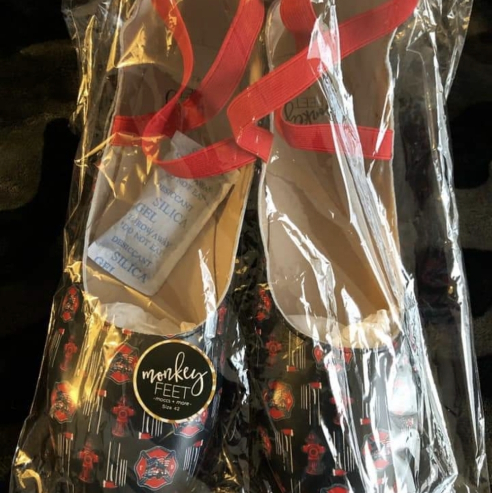 Mommy monkey feet red thin line